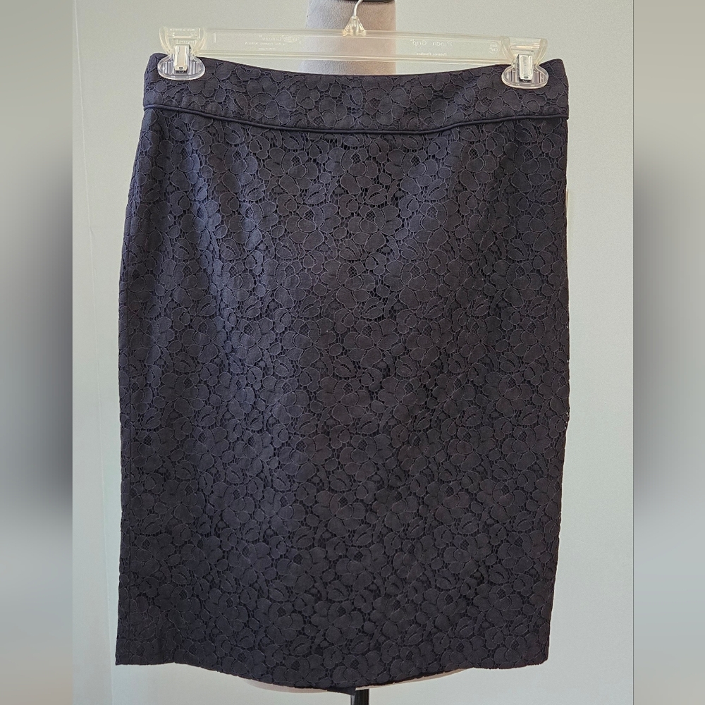 *final price* Talbots embroidery lace Navy straight skirt back zip sz 4